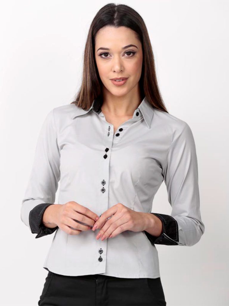 camisete feminina com punhos detalhados